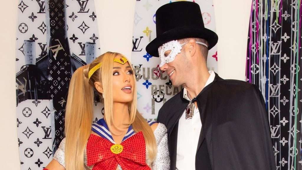 kostum halloween 2024 paris hilton